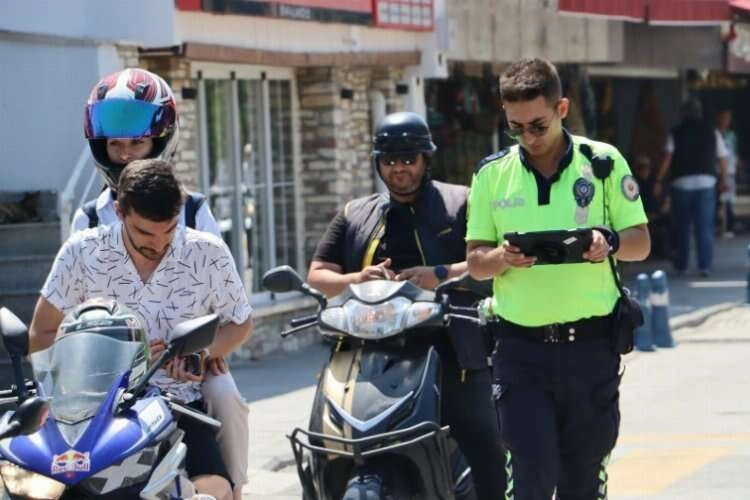 Kurallara uymayan motosiklet sürücülerine rekor ceza! haberinin görseli