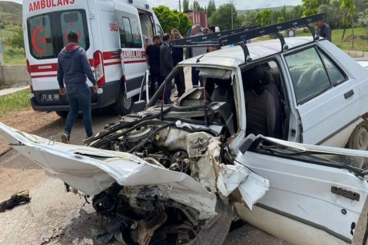 Tekeri kopan otomobil okul servisi ile çarpıştı haberinin görseli