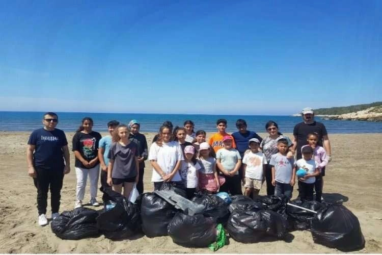 Öğrenciler plajda çevre temizliği yaptı haberinin görseli