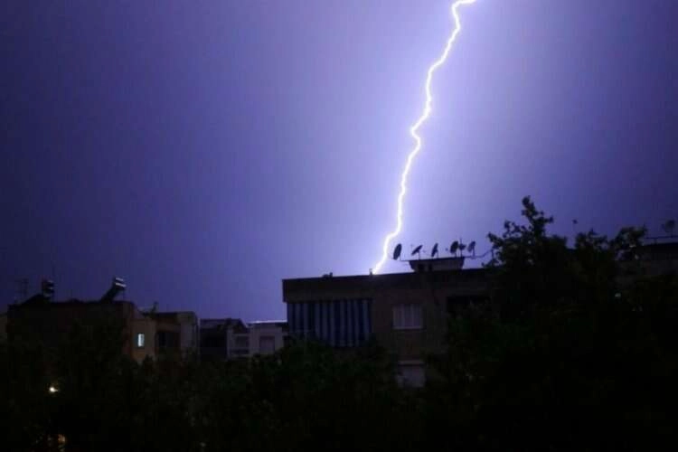 Manisa'da çakan şimşekler geceyi aydınlattı    haberinin görseli