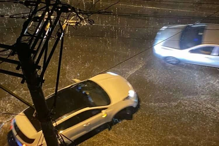 İzmir'de sağanak yağış aniden etkili oldu haberinin görseli