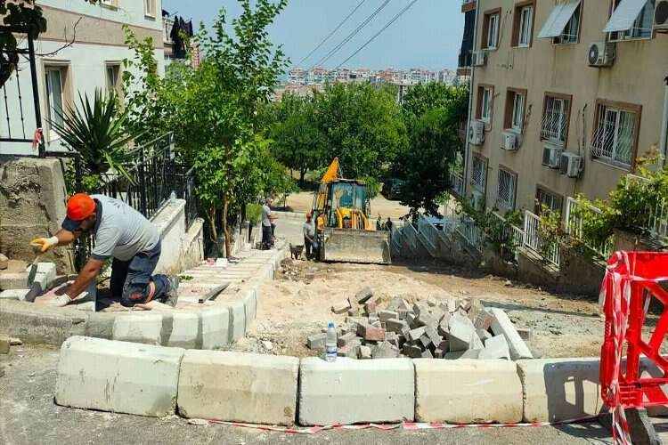 Karabağlar'da kaldırımlar yenileniyor haberinin görseli