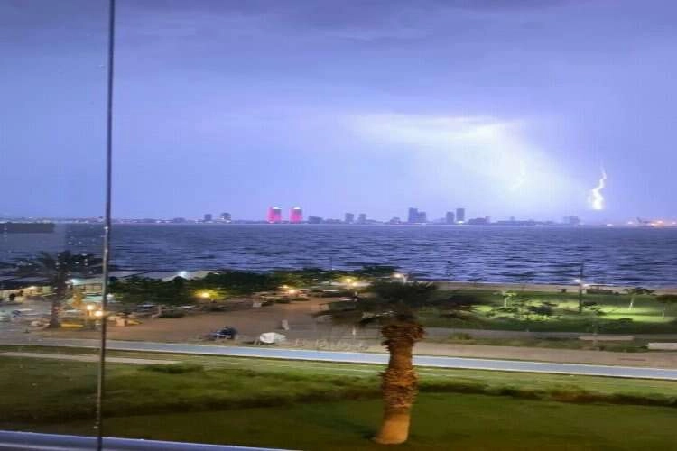 İzmir'de şimşekler geceyi gündüze çevirdi haberinin görseli