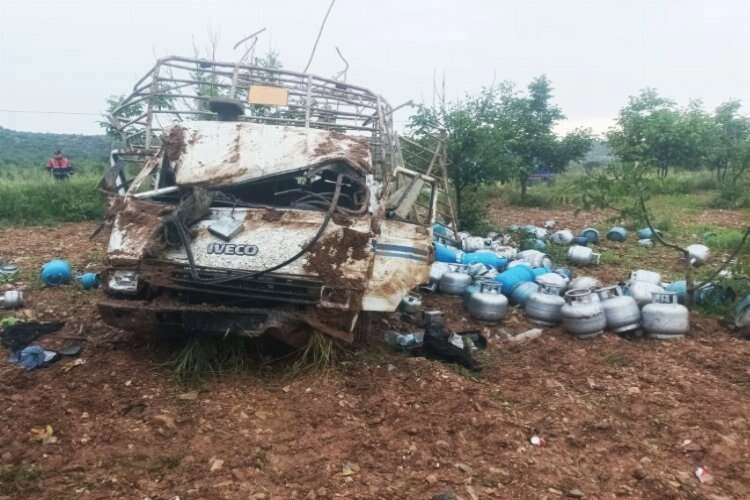 Denizli'de tüp yüklü kamyonet takla attı haberinin görseli