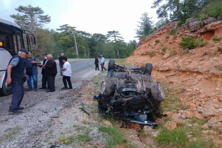 Genç Parti il başkanı ve oğlu kaza yaptı