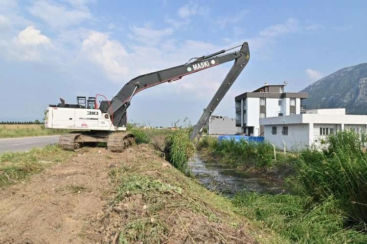 Manisa'da kurutma kanalı temizleniyor