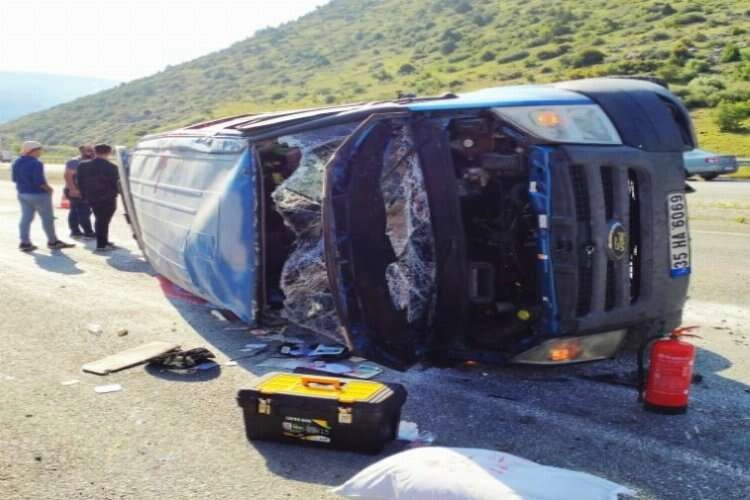 Denizli'de kaza: Minibüs devrildi haberinin görseli