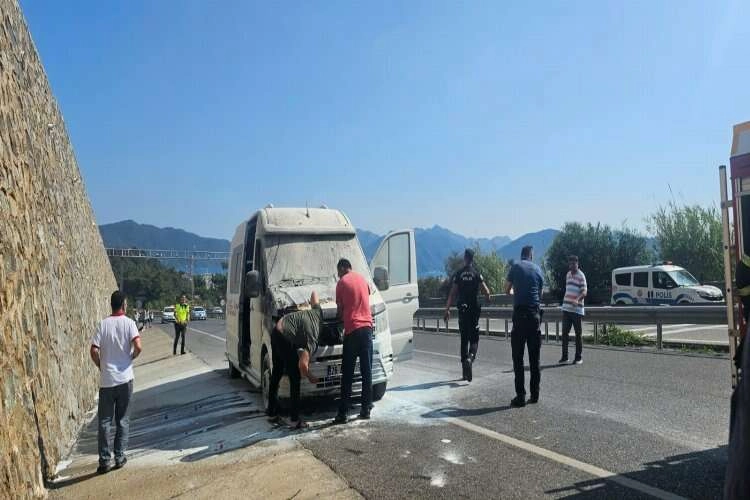 Seyir halindeki minibüste yangın çıktı haberinin görseli