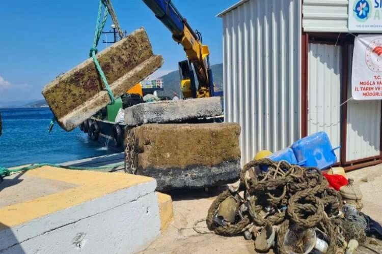 Muğla'da sahipsiz tonozlar denizden çıkarıldı