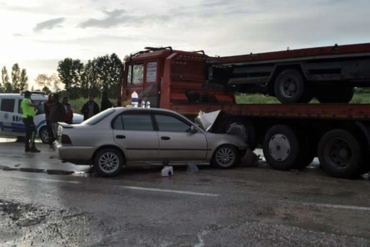 Otomobil oto kurtarıcıya çarptı 3 kişi yaralandı haberinin görseli