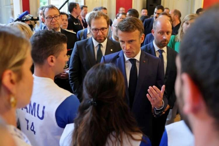 Macron'dan bıçaklı saldırıya uğrayan çocuklara ziyaret