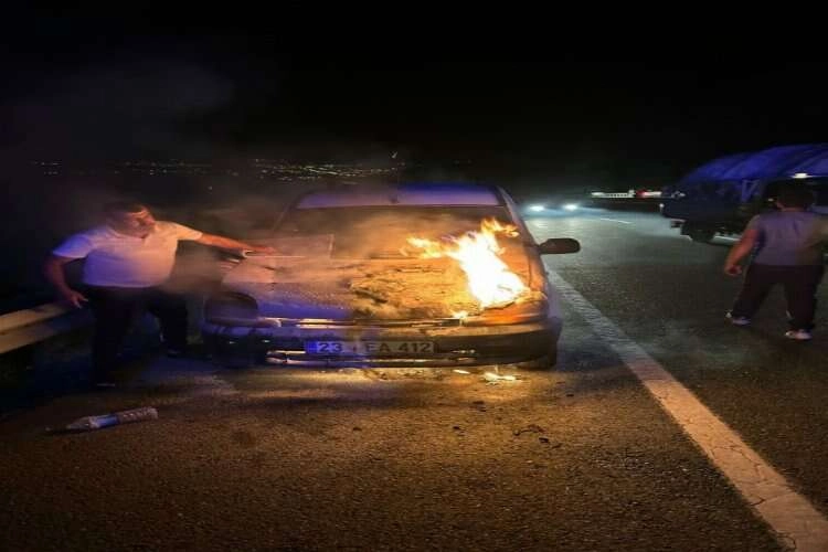 Elazığ'da seyir halindeki otomobil alev topuna döndü