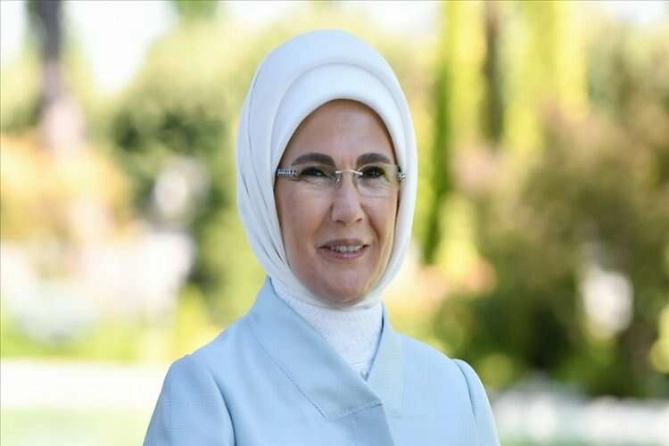 Emine Erdoğan, genç çiftçiyi tebrik etti