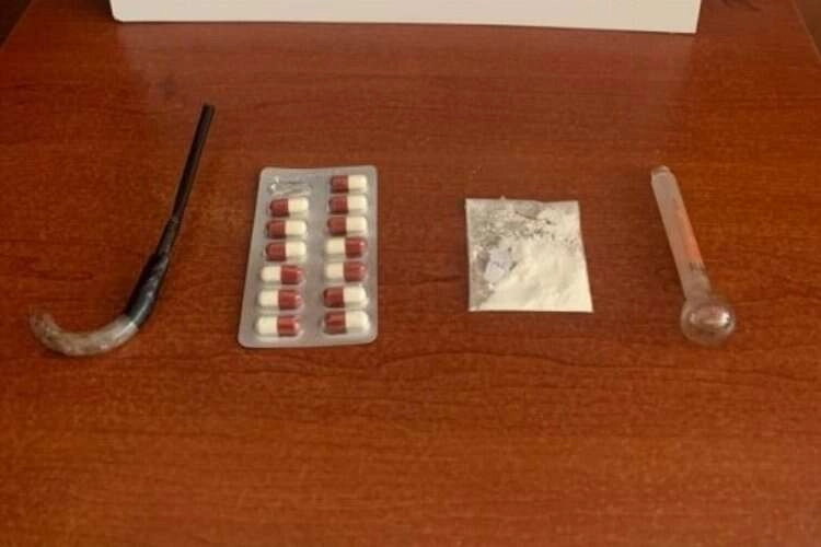 Kütahya'da uyuşturucu tacirlerine tutuklama haberinin görseli