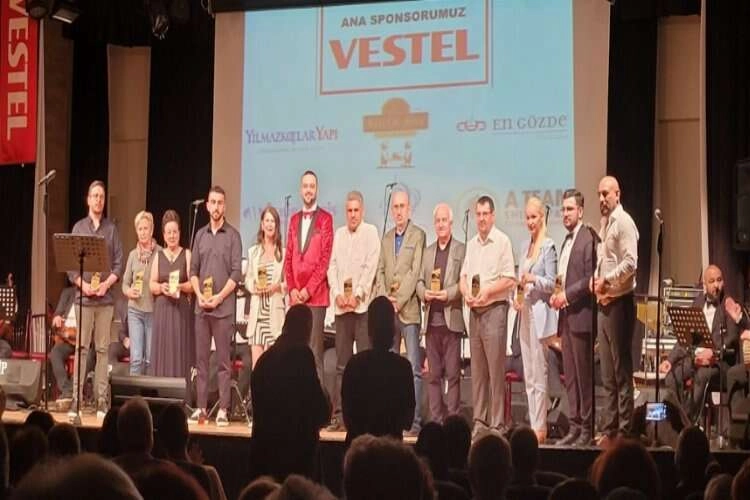 Karşıyaka Cumhuriyet Korosu'ndan anlamlı hareket haberinin görseli