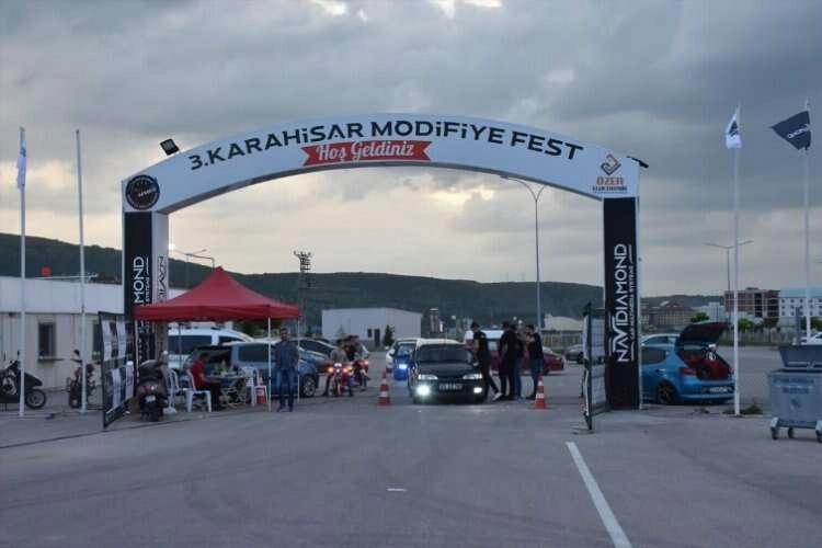 Modifiyeli araç tutkunları Afyonkarahisar’da buluştu haberinin görseli