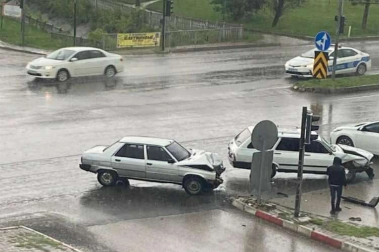 Kütahya'da kaza: İki otomobil çarpıştı haberinin görseli