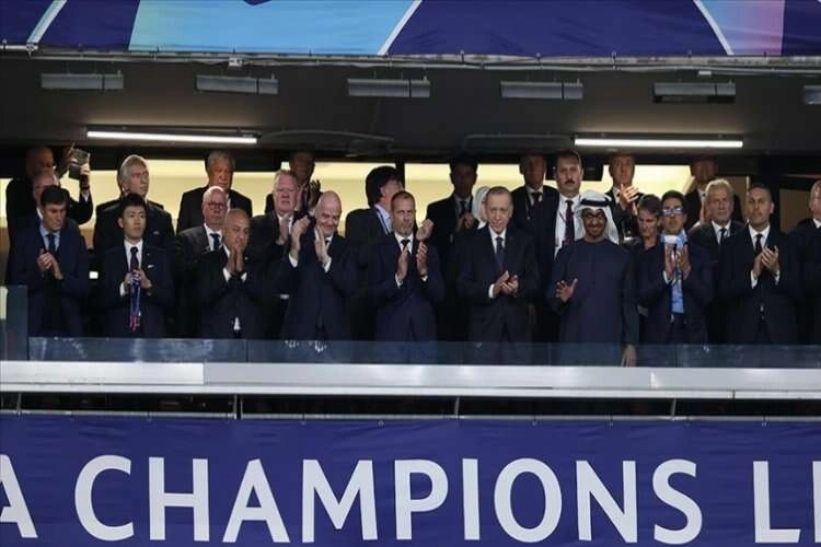 Cumhurbaşkanı Erdoğan Atatürk Olimpiyat Stadı'nda maçı izliyor haberinin görseli