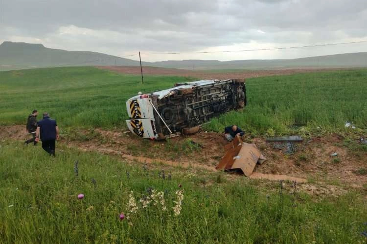 Sivas'ta minibüs tarlaya uçtu: Yaralılar var haberinin görseli