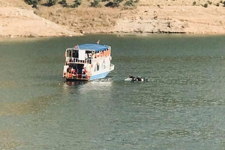 Siirt'te sandal alabora oldu, suda can pazarı yaşandı haberinin görseli