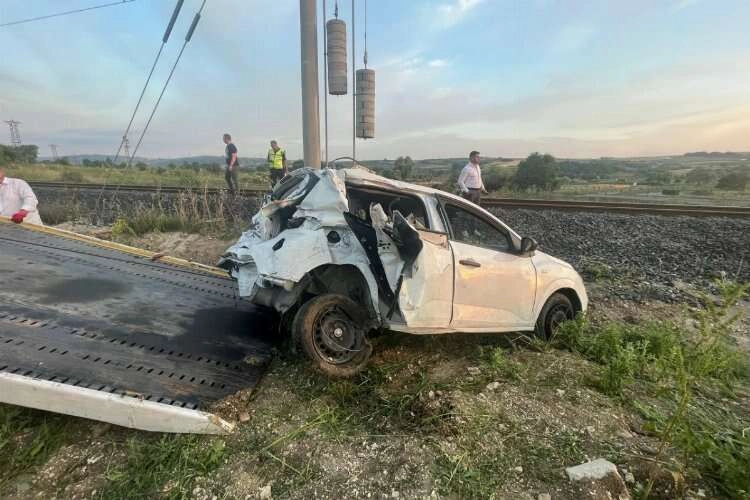 İstanbul'da yolcu treni otomobile çarptı