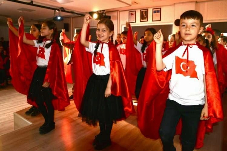 Afyonkarahisar'da miniklerden alkışlanan gösteri haberinin görseli