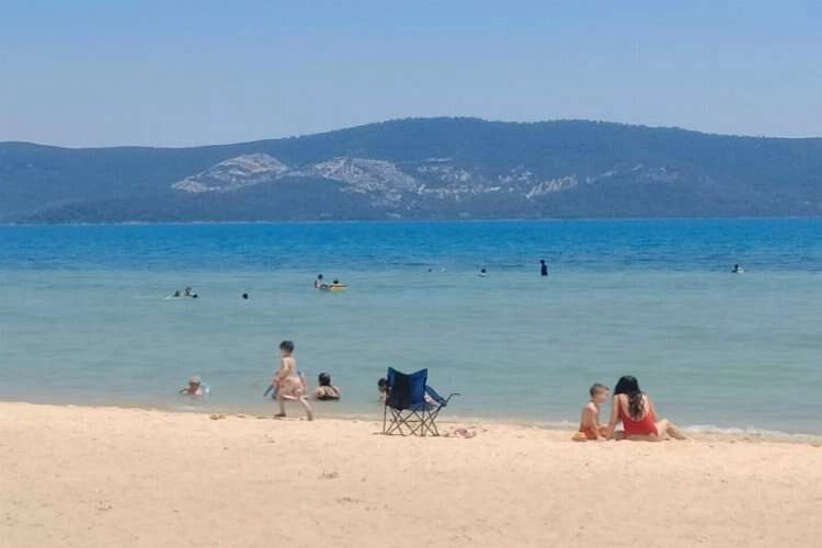 Sıcaklılar artınca Didimliler soluğu sahilde aldı haberinin görseli