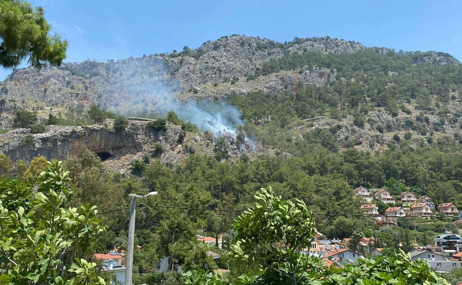 Fethiye'de orman yangını büyümeden söndürüldü