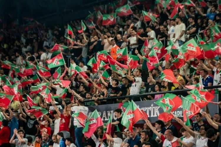 Karşıyakalı taraftarlardan TBF'ye tepki!  haberinin görseli
