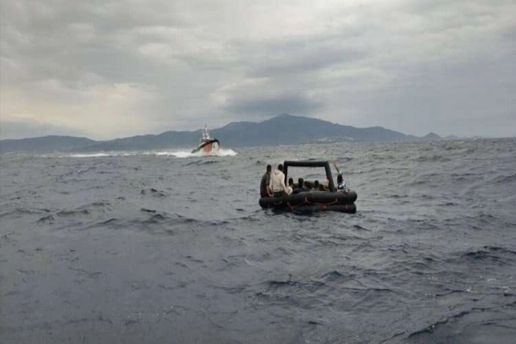 İzmir'de düzensiz göçmenler kurtarıldı haberinin görseli