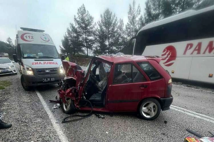 Muğla’da yolcu otobüsü ile otomobil çarpıştı haberinin görseli