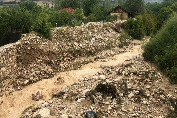 Denizli'de sağanak hayatı olumsuz etkiledi haberinin görseli