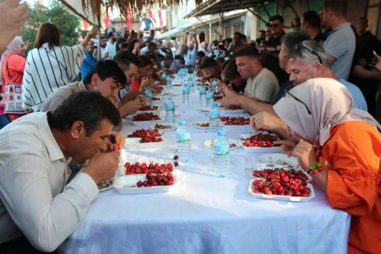 10 dakikada en fazla kirazı yiyebilmek için yarıştılar haberinin görseli
