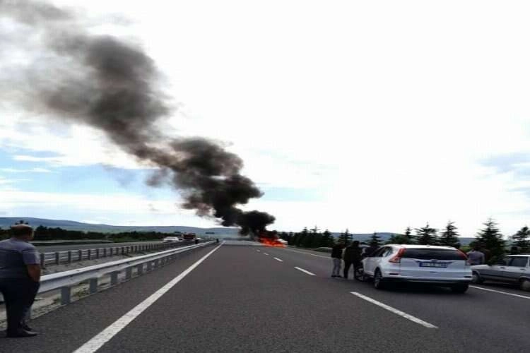 Kütahya'da seyir halindeki otomobil alev aldı haberinin görseli