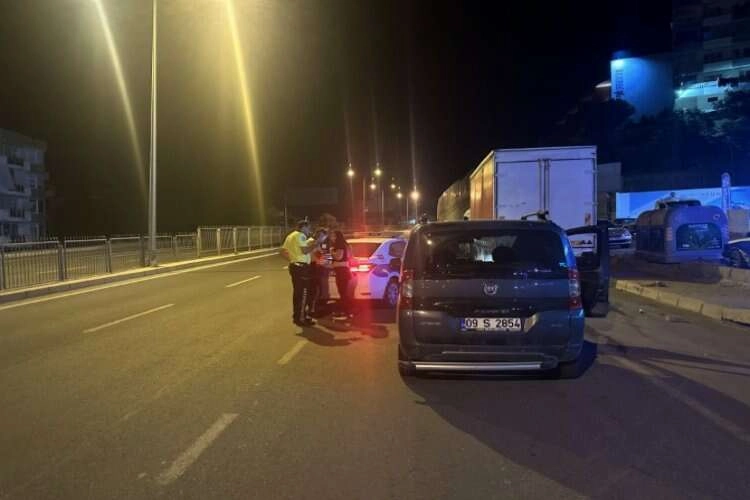 Ters şeritte kilometrelerce gitti trafikten men edildi haberinin görseli