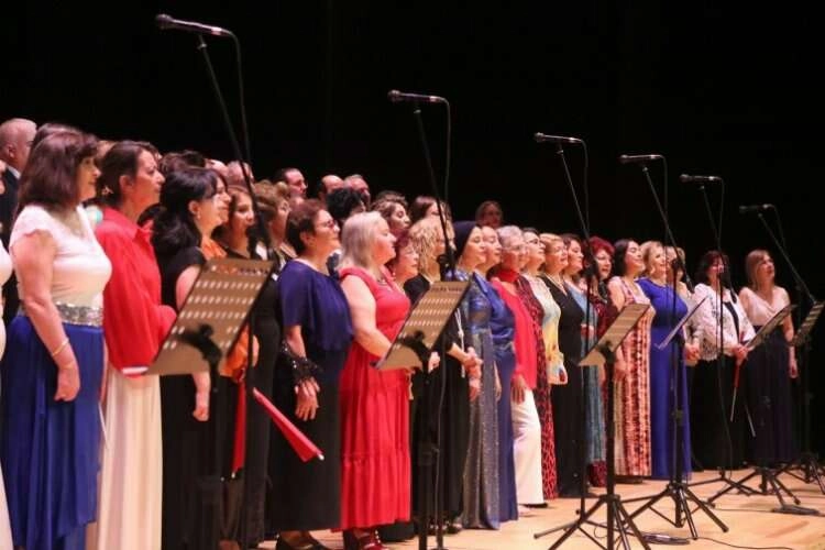 Dev korodan İstanbul, İzmir ve Denizli şarkıları yükseldi haberinin görseli