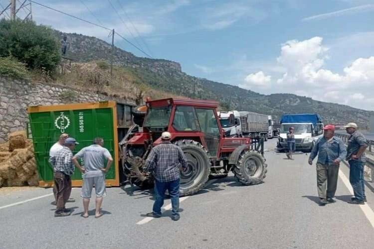 Aydın'da saman yüklü traktör devrildi haberinin görseli