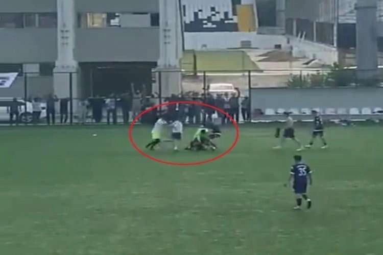 Manisa'da amatör maçta tekmeler havada uçtu haberinin görseli