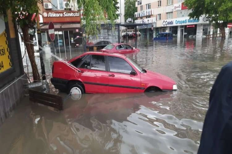 Ankara'da sağanak sonrası arabaları bağladılar haberinin görseli