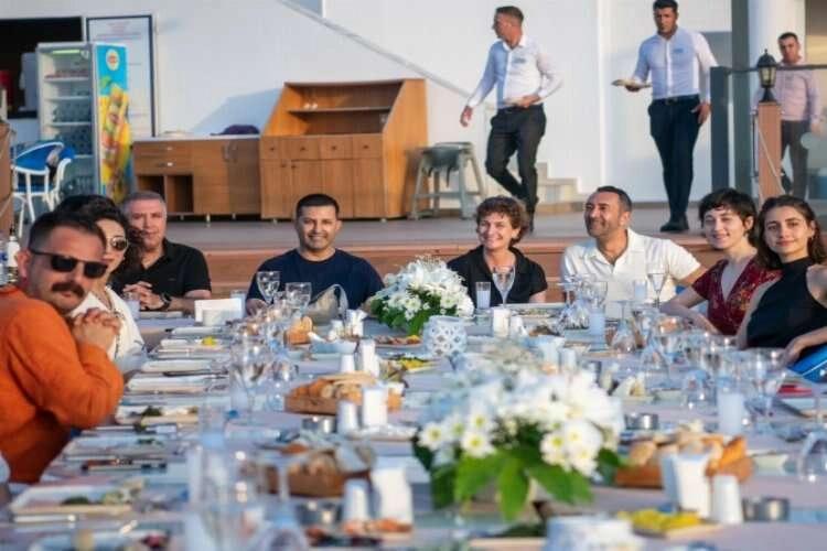 Başkan Günel oyuncularla bir araya geldi haberinin görseli