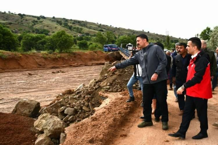 Kırıkkale'de sel: Dereler taştı, evleri ve ahırları su bastı haberinin görseli