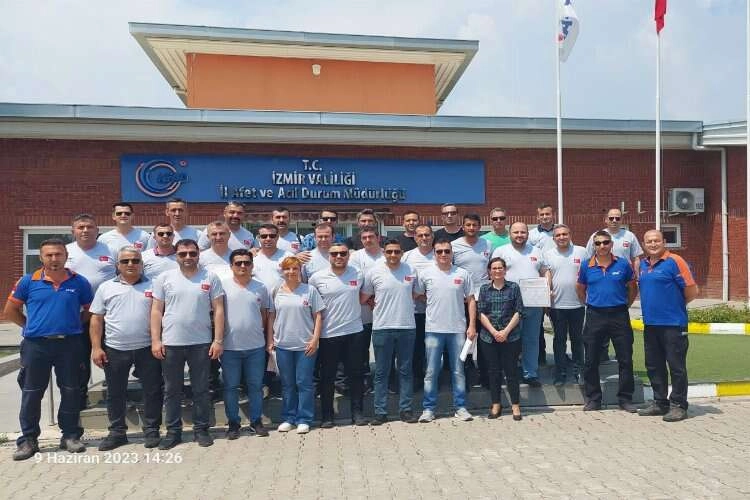 Bayraklı'da arama kurtarma ekibi, olası afetlere karşı hazır haberinin görseli