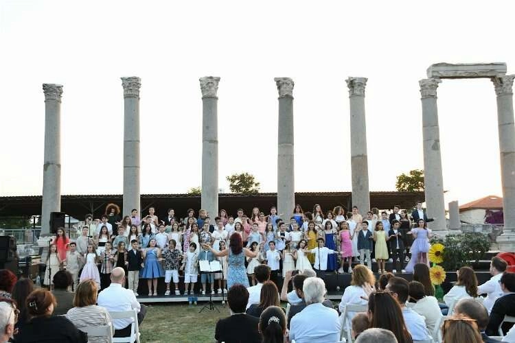 İzmir SEVli çocuklar, tarihi mekanda konser verdi haberinin görseli