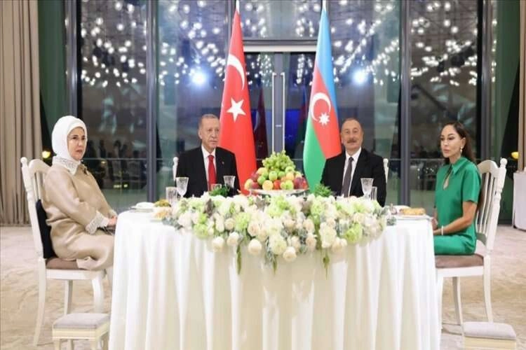 Cumhurbaşkanı Erdoğan, KKTC ‘de resmi törenle karşılandı haberinin görseli