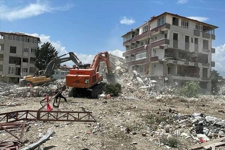 Deprem bölgesinde bina yıkımları sürüyor haberinin görseli