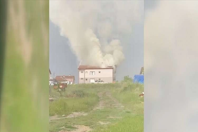 Ankara'da binanın çatısına yıldırım düştü, yangın çıktı haberinin görseli
