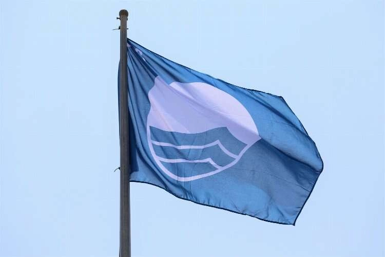 Menderes'in plajlarında mavi bayraklar dalgalanıyor haberinin görseli