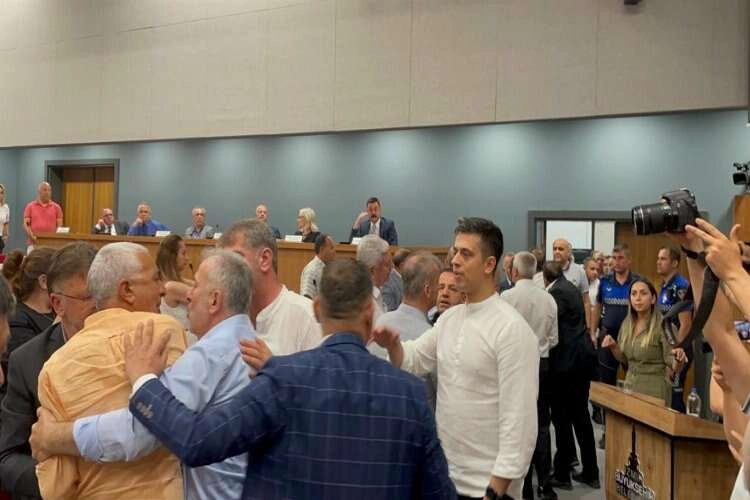 Büyükşehir’de ‘valizli’ kavga: Meclis üyeleri birbirine girdi haberinin görseli
