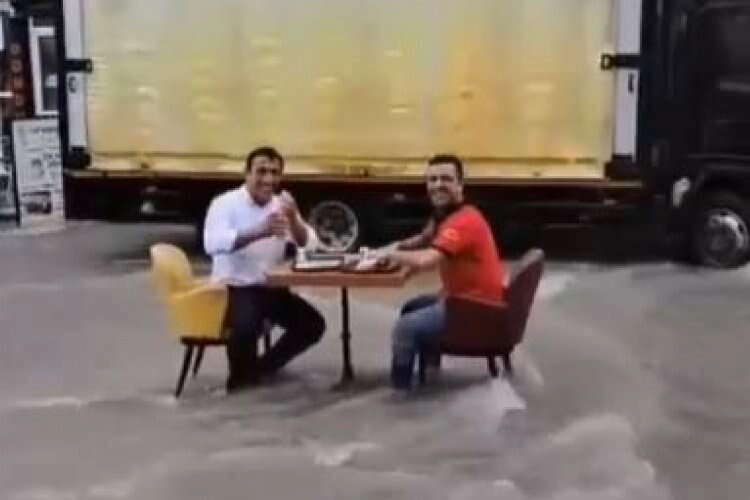 Selin ortasında masa kurup döner yediler haberinin görseli