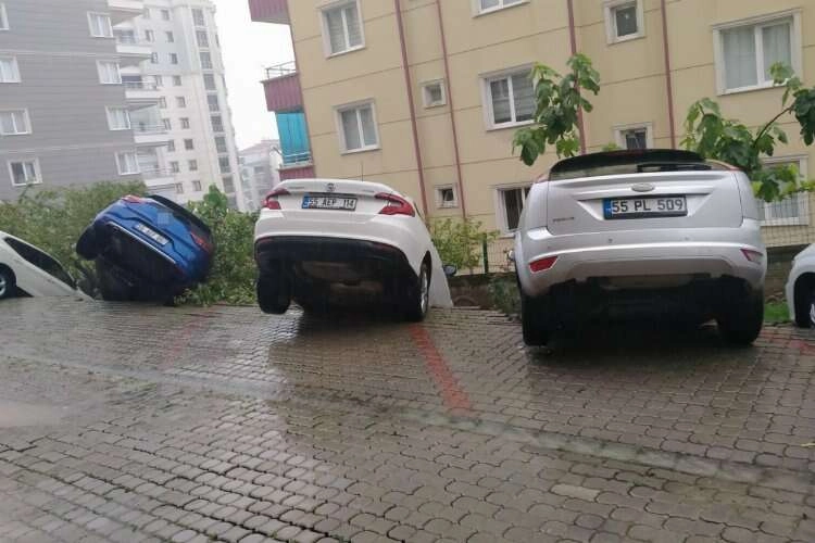 Yıkılan istinat duvarı nedeniyle birçok araç zarar gördü haberinin görseli